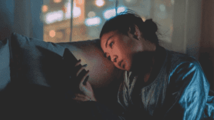 Mulher-usando-celular-via-mikoto.raw-Photographer-Pexels-1920x1080